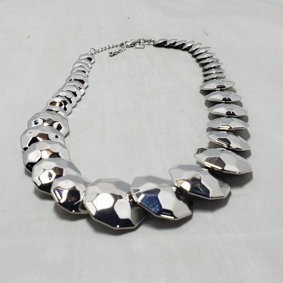 Banana Republic hammered silver disc necklace - Picture 4 of 6